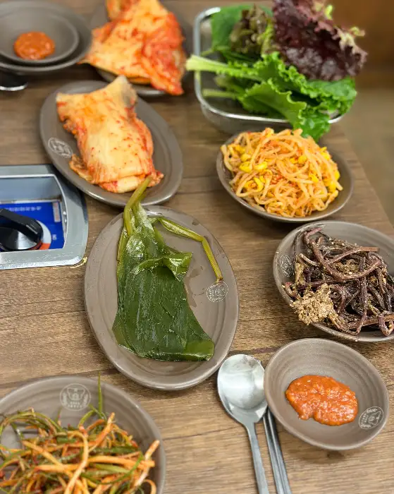 다양한 쌈채소와 함께 나온 밑반찬들 (김치, 콩나물 등)