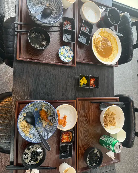 다양한 메뉴가 차려진 테이블