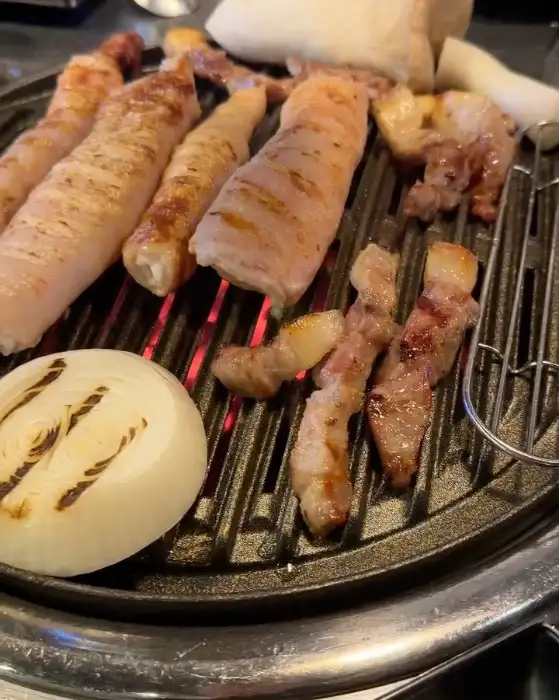 노릇하게 익어가는 삼겹살과 꼬들살