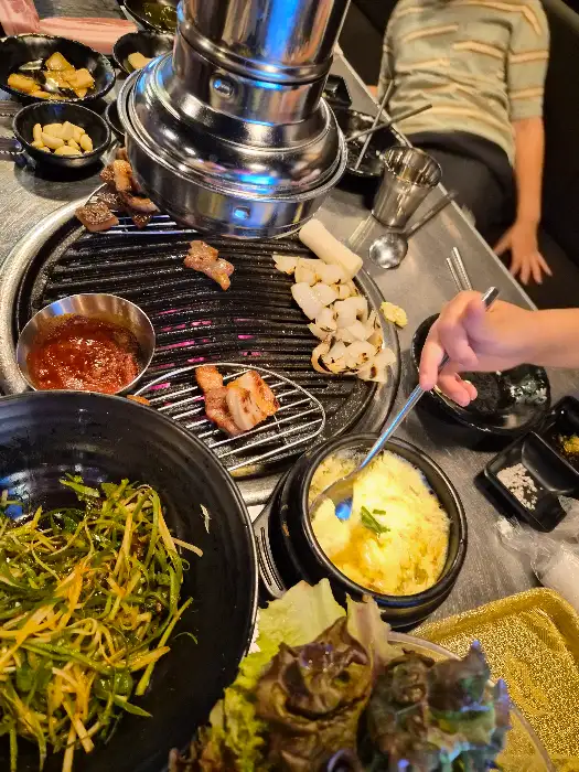 먹음직스럽게 구워진 돼지껍데기