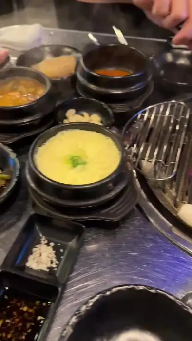 다양한 찌개와 계란찜, 곁들임 메뉴