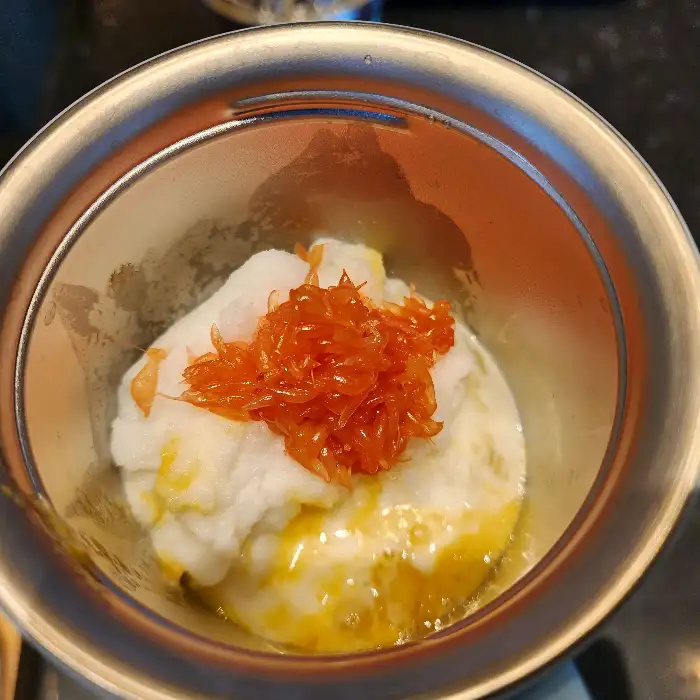 눈과 과일이 올라간 디저트