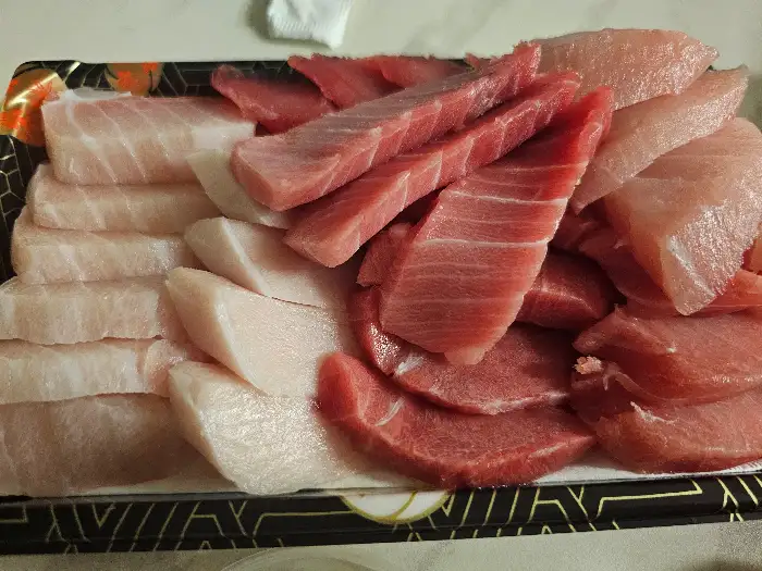 다양한 부위의 신선한 참치회가 접시에 푸짐하게 담겨 있습니다.