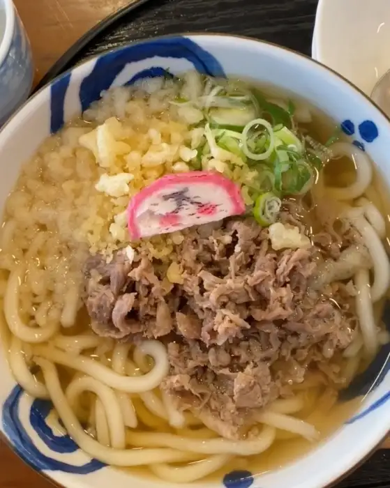 진한 국물과 쫄깃한 면발, 소고기가 듬뿍 올라간 니꾸 우동