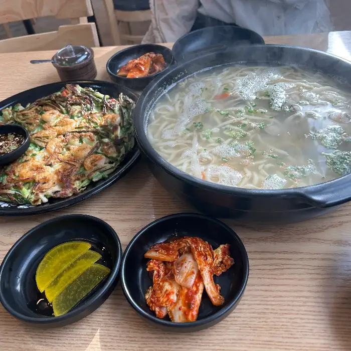 정갈하게 차려진 우동과 곁들임 메뉴
