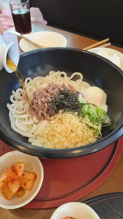 풍성한 고명과 깊은 국물의 카레 우동
