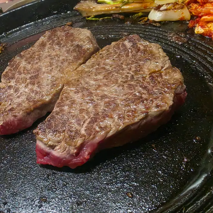 잘 구워진 두툼한 고기