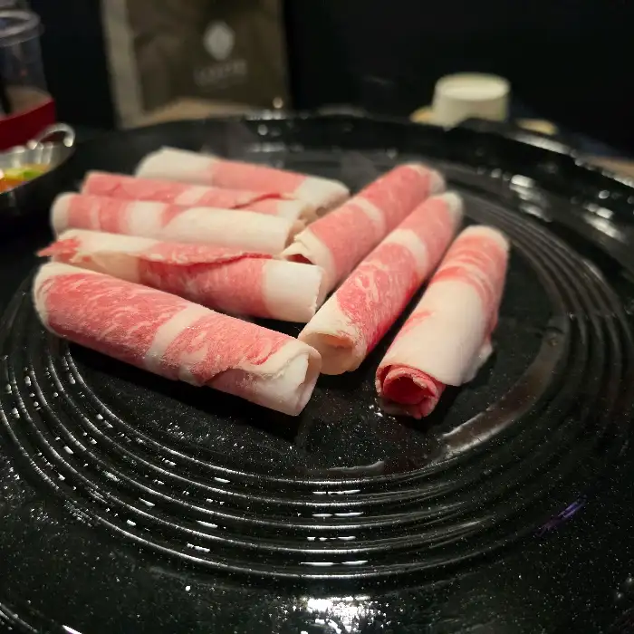 돌돌 말린 고기 롤