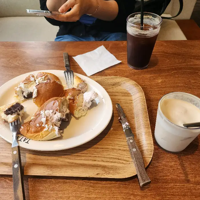 커피와 빵이 놓인 테이블