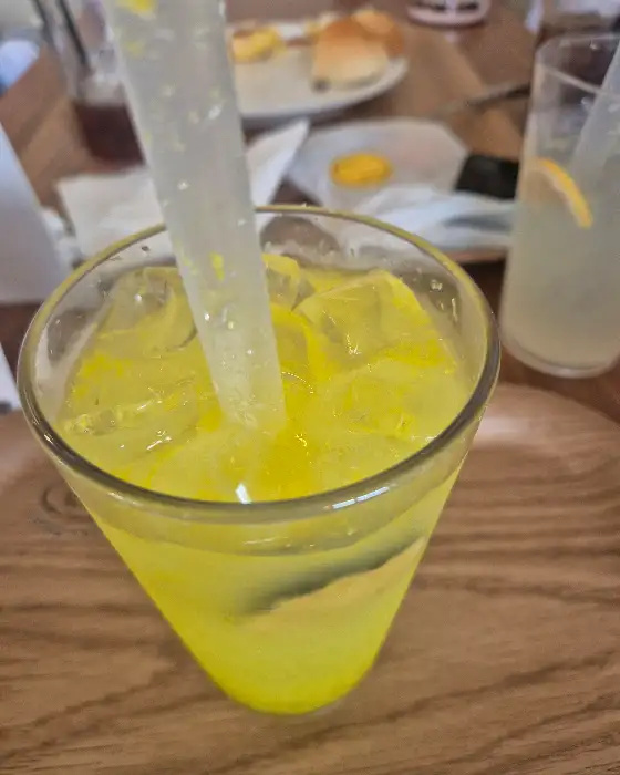 테이블에 놓인 빵과 컵