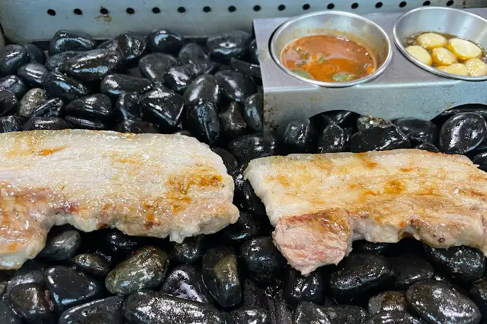 익어가는 흑돼지 오겹살과 곁들임 소스