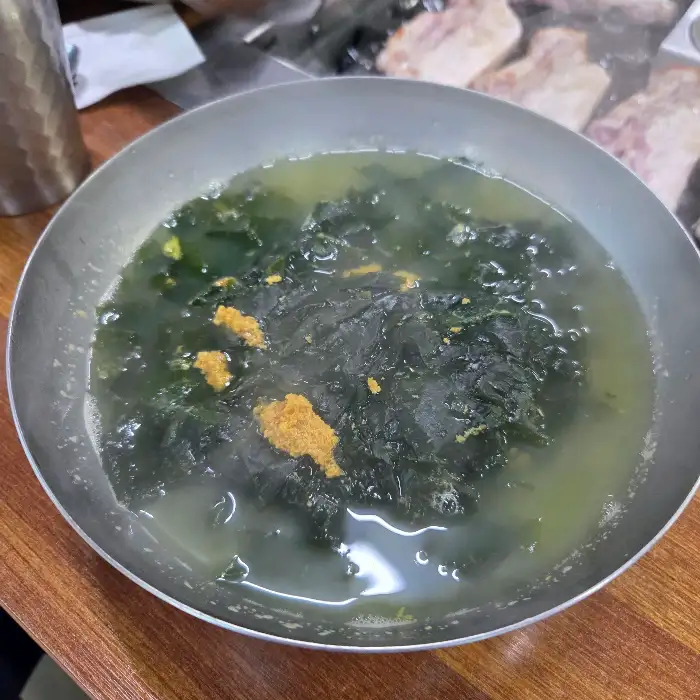 큼직한 그릇에 담긴 성게미역국
