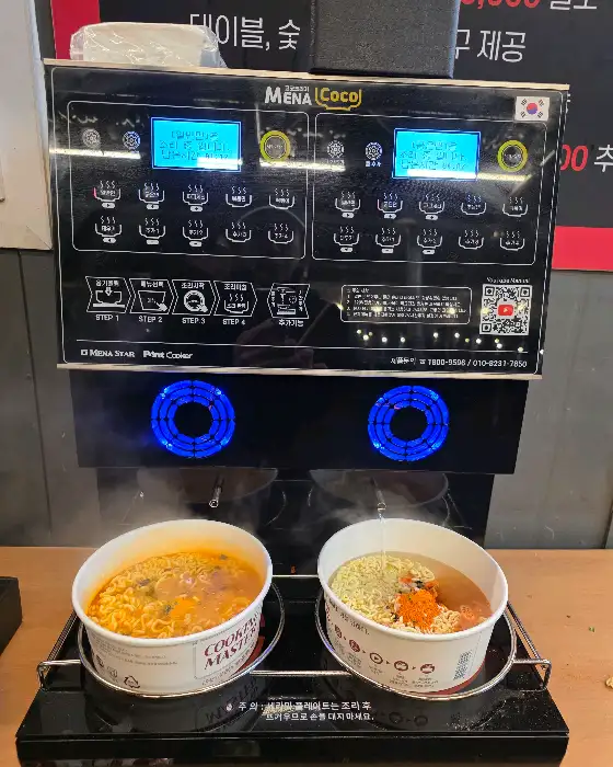 라면 조리 기계와 완성된 라면