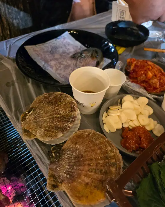 셀프바에 준비된 다양한 반찬과 소스