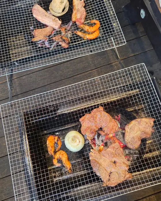 숯불 위에서 맛있게 구워지고 있는 고기