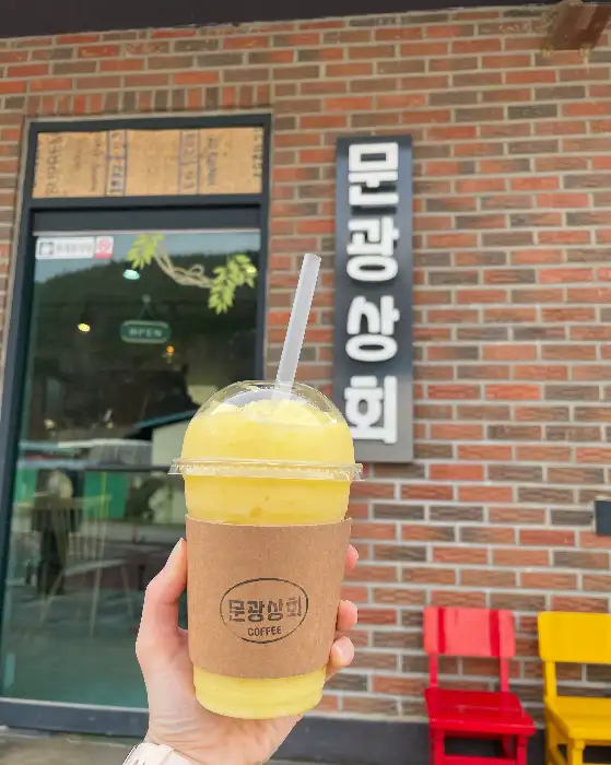 노란색 과일 에이드