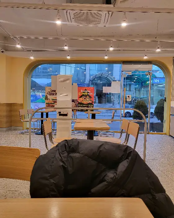 맘스터치 내부 전경