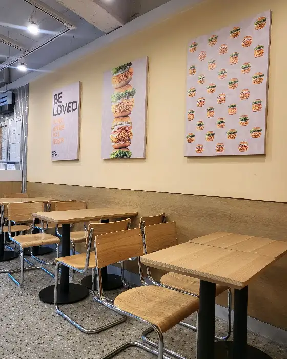 맘스터치 메뉴 포스터 및 테이블