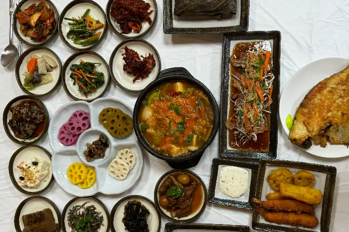 다양한 밑반찬과 찌개