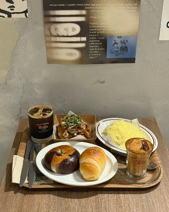 베이글, 샌드위치, 커피가 놓인 테이블