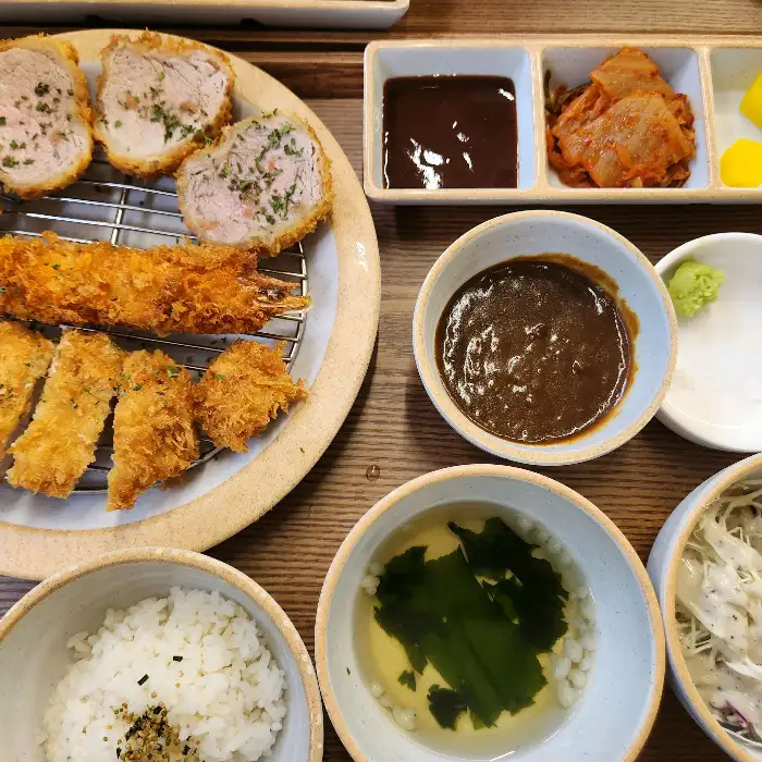 트리플 모둠 카츠 정식, 히레카츠, 로스카츠, 치즈 카츠가 가지런히 담겨 있음