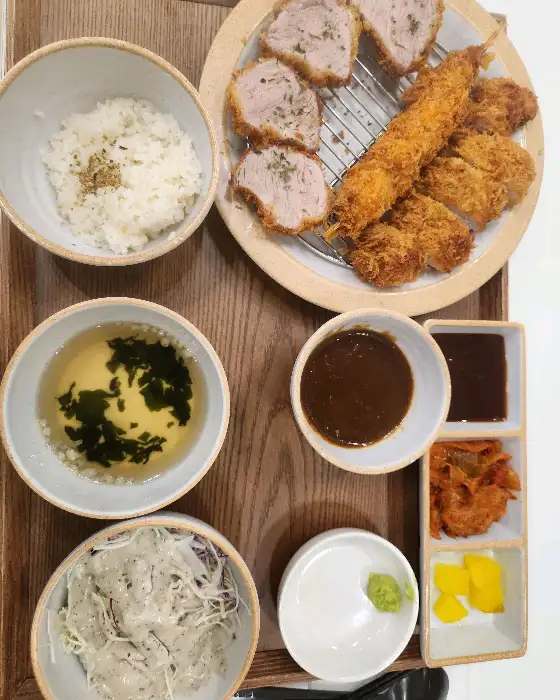 트리플 모둠 카츠 정식 상차림, 밥, 국, 샐러드, 카츠가 정갈하게 담겨 있음