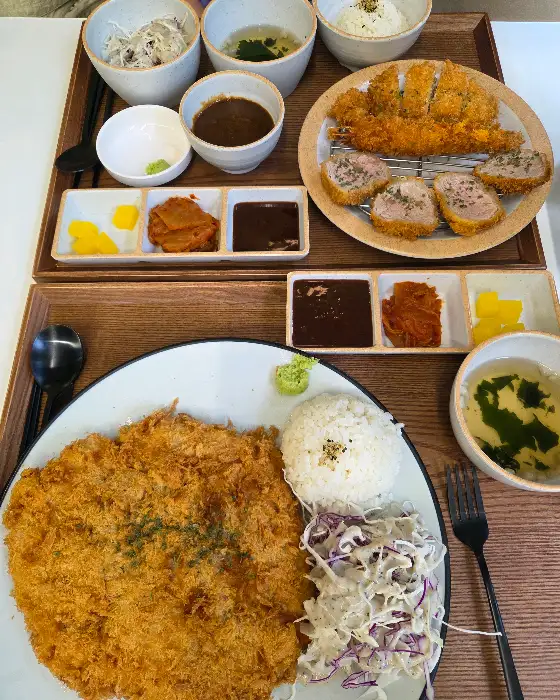 치즈 돈까스 단면, 흘러내리는 치즈가 먹음직스러워 보임