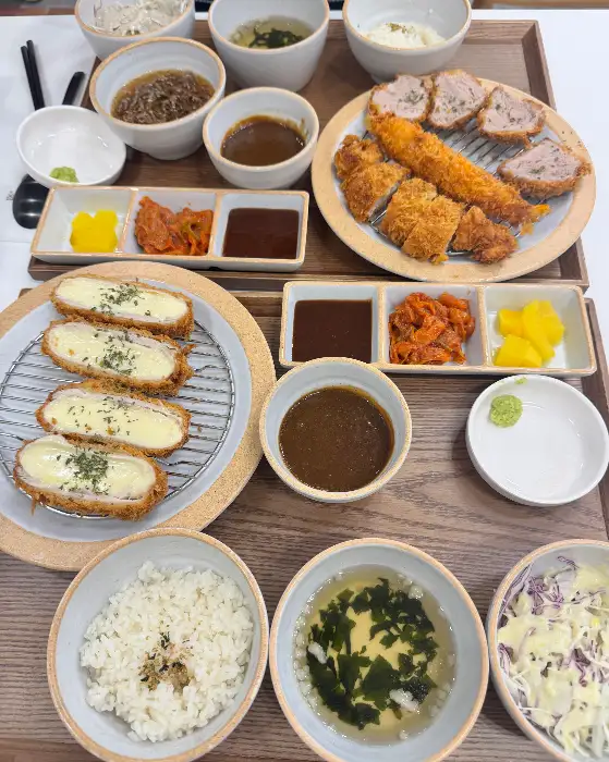 히레카츠와 로스카츠 모습, 촉촉하고 두툼한 고기 단면이 보임