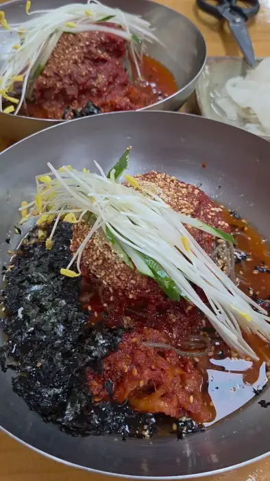 한 입 가득 푸짐하게 담아낸 막국수는 풍부한 맛을 선사한다.