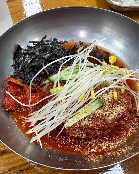 다양하고 정갈한 밑반찬들이 식탁을 풍성하게 채운다.