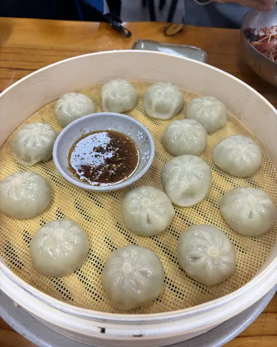 따뜻한 온기가 느껴지는 수제 감자만두, 쫄깃한 피와 담백한 속이 조화롭다.