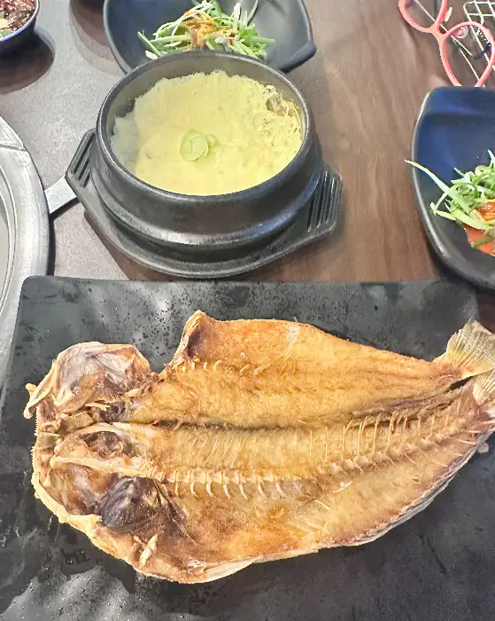 따뜻하고 부드러운 계란찜이 뚝배기 안에 담겨 있습니다.