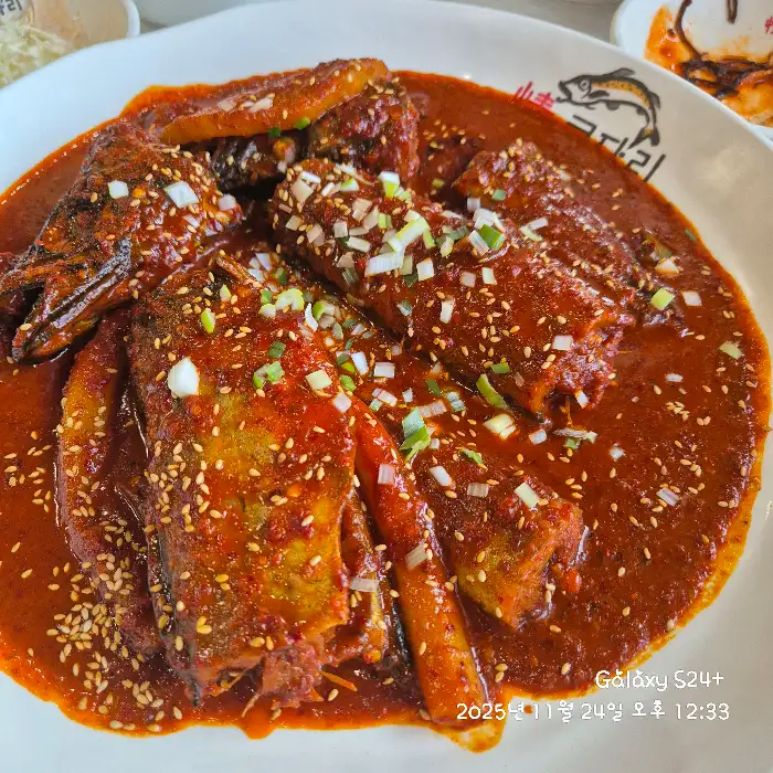 푸짐하게 차려진 코다리조림 정식