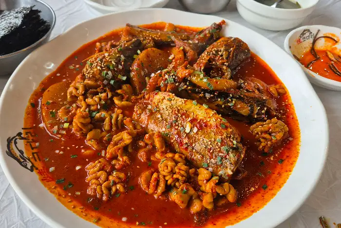양념이 잘 배인 코다리찜의 모습