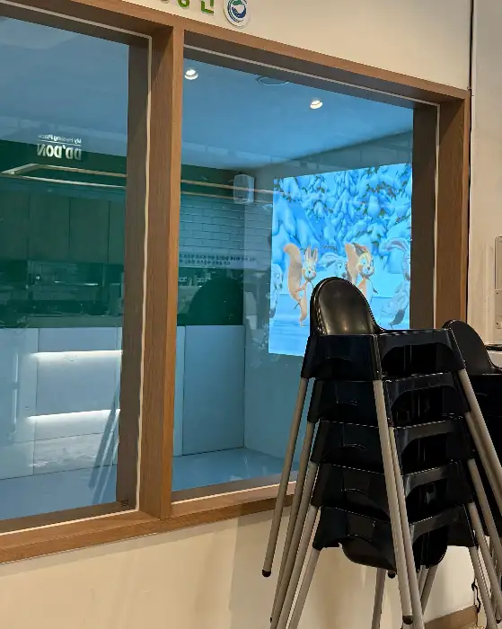 아이들을 위한 공간처럼 꾸며진 실내 일부
