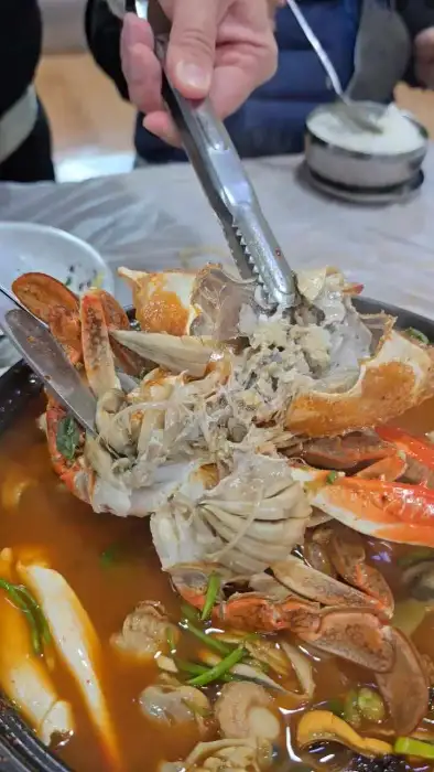 밥에 멸치회무침을 비벼 먹는 모습