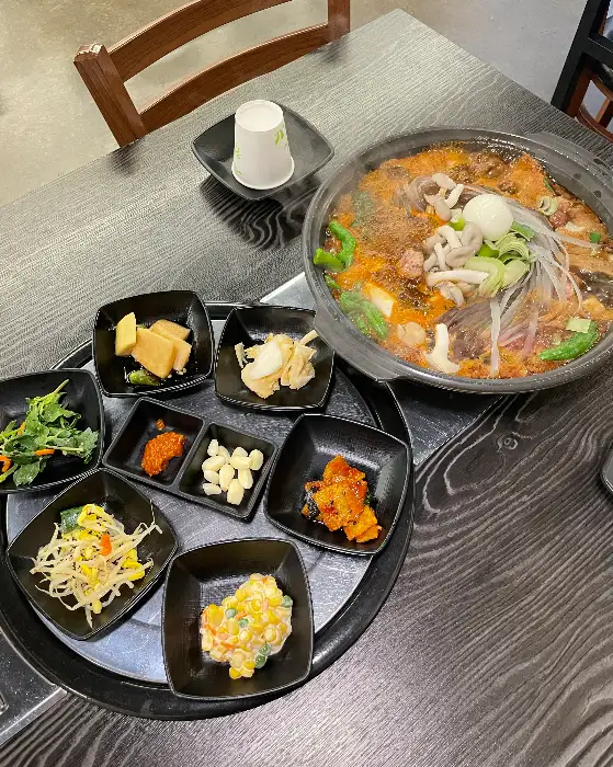 정갈한 밑반찬과 찌개