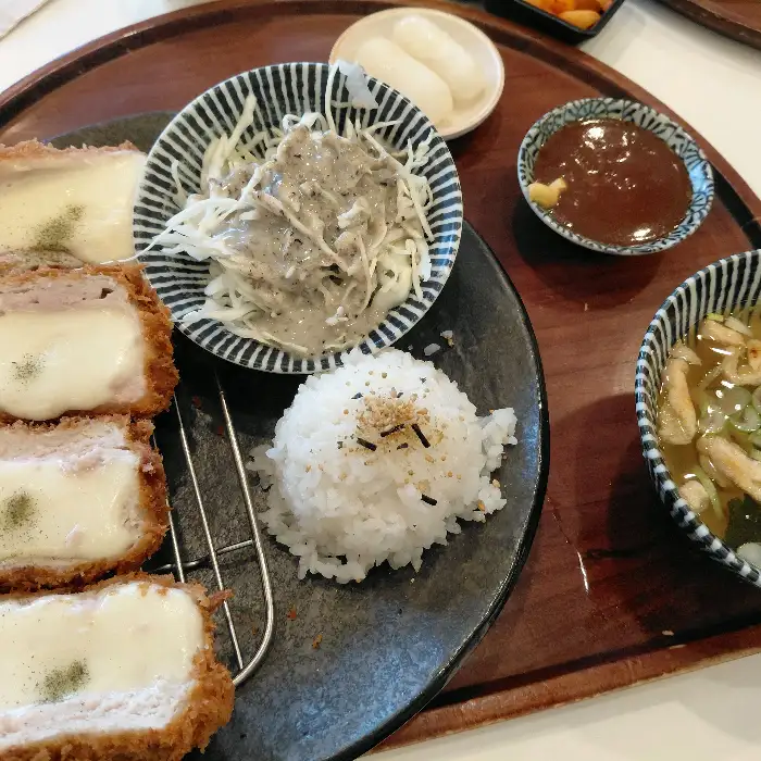 치즈 돈까스와 곁들임 메뉴