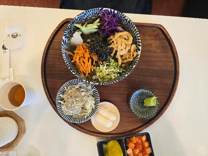 다양한 채소가 올라간 마제소바