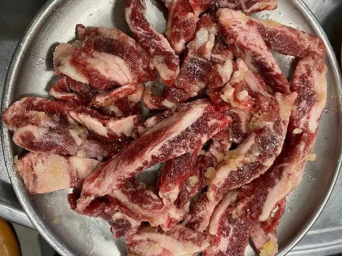 신선한 육회 한 접시