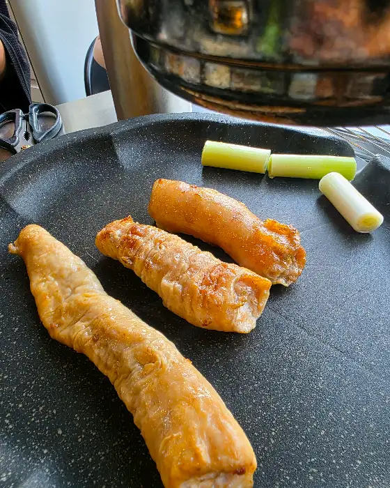 앞쪽에는 막창이, 뒤쪽에는 쌈 채소와 김치가 준비된 모습. 푸짐한 한 상 차림이 인상적입니다.