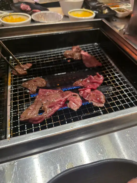 숯불 위에서 구워지는 야키니꾸