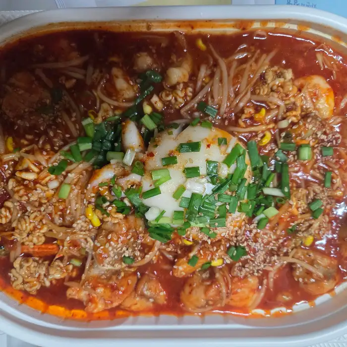 해물찜의 양념과 콩나물 모습