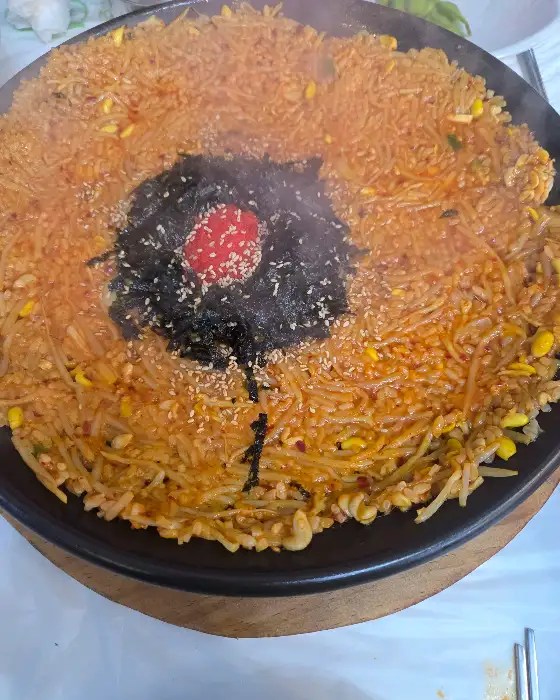 볶음밥 위에 올라간 김치와 날치알 모습