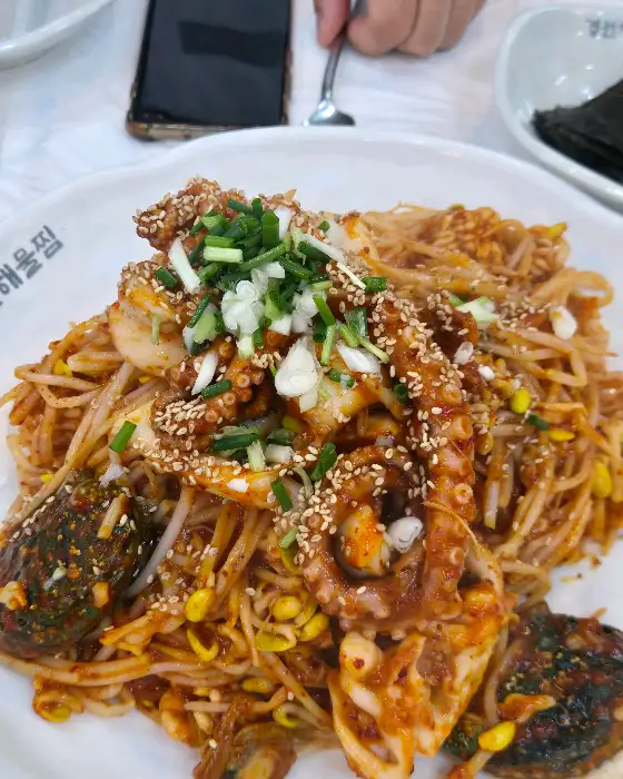 해물찜에 들어있는 다양한 해산물 모습