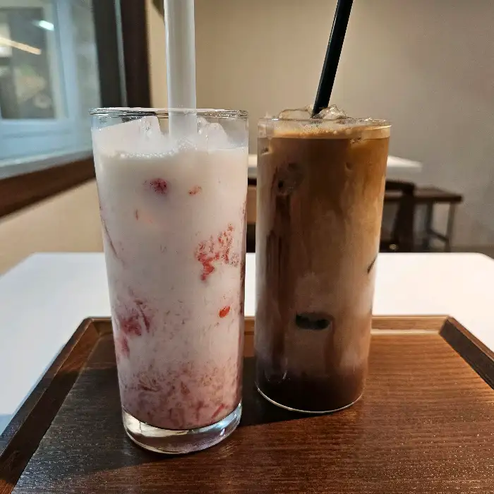 딸기우유와 커피음료 이미지