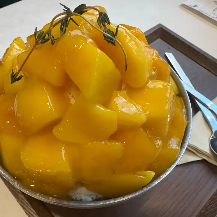 싱싱한 망고가 듬뿍 올라간 망고빙수