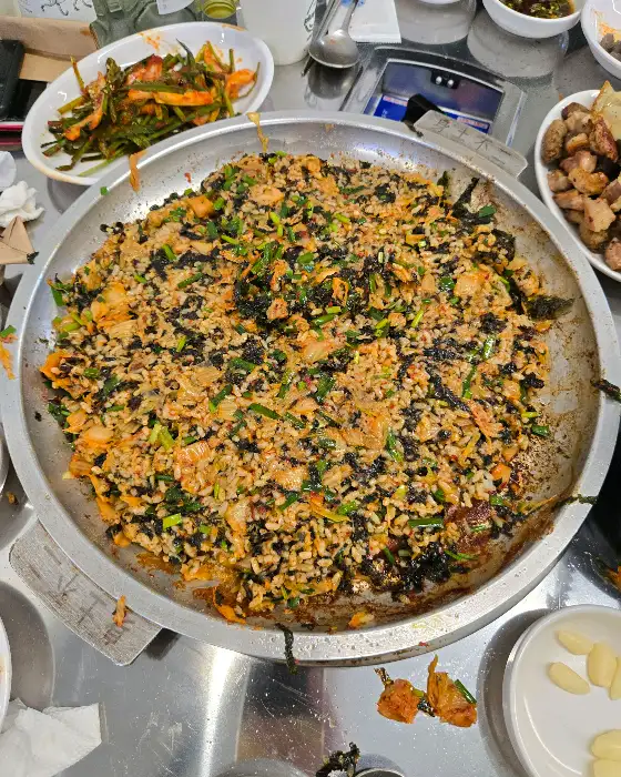 푸짐하게 차려진 곱창구이와 볶음밥