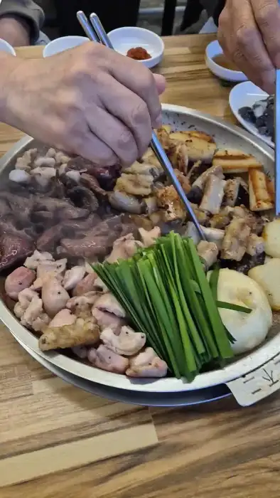 곱창을 집는 모습