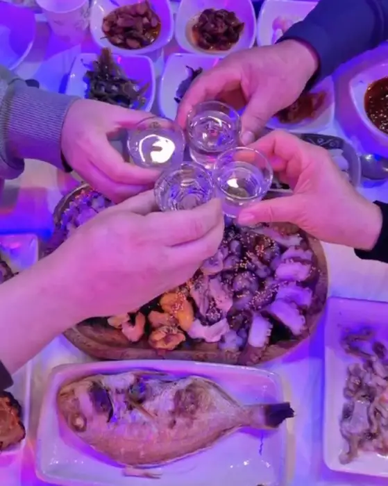 여러명이 함께 건배하는 모습